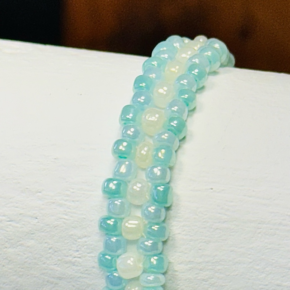 Elegant Beaded Bracelet in Blue and Cream